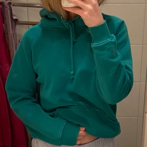 Hoodie bikbok - Hoodie från bikbok i storlek XS men oversized(jag har S) köparen står för frakt!💚