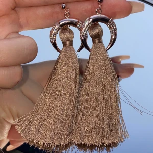 Örhängen  - Jättefina oanvända bege färgade örhängen med en nedåtvända måne