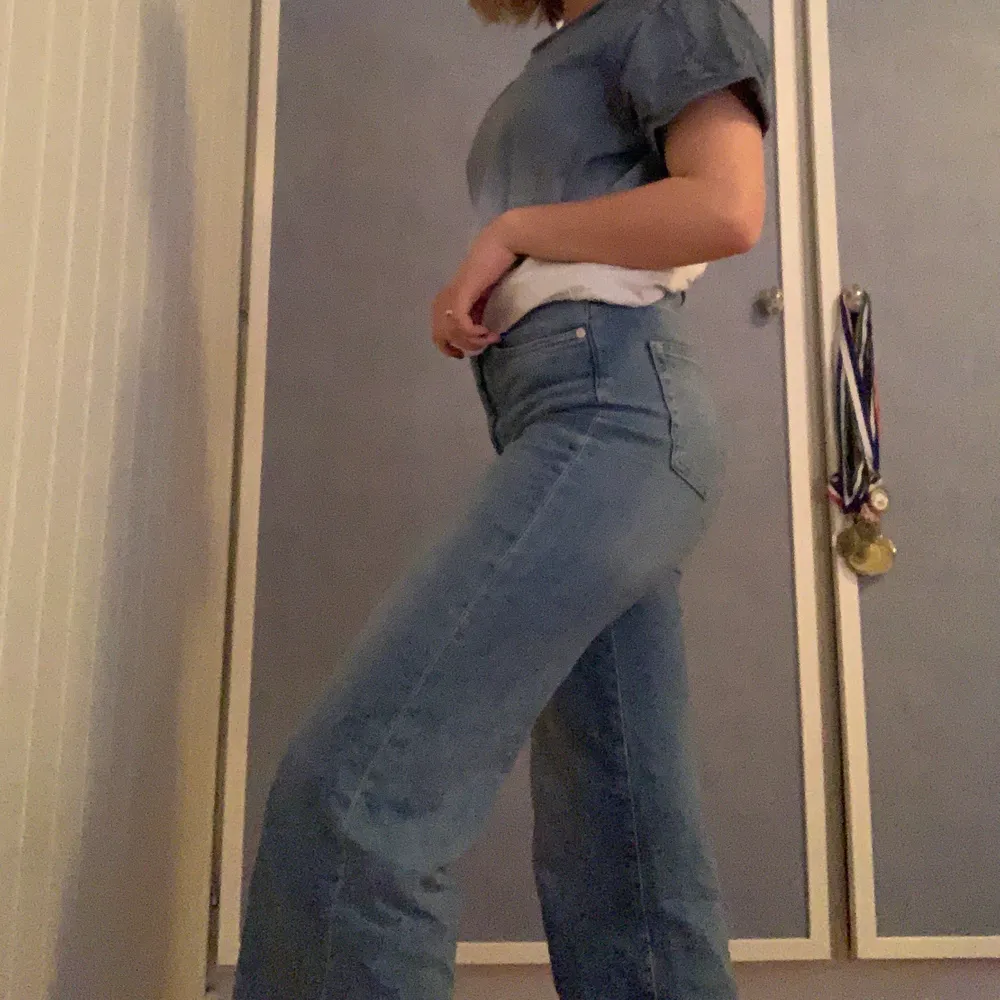 Är väldigt tveksam över att sälja dessa då jag tycker om de så himla mycket🌟 Det är just dessa jeans som är inne just nu, så jag säljer om jag får ett rimligt bud🌸 Dessa jeans sitter åt jättefint över rumpan men är raka ned till fötterna som ni ser på bilden💫 Storleken är 34, och de passar på mig som normalt har storlek 36. Byxorna är möjligtvis aningen korta på mig som är 1.62 cm och det är även orsaken till varför jag överväger att sälja. Köpte dessa nya för 400 kr och sätter ett startpris på 250 kr💫⚡️💜. Jeans & Byxor.