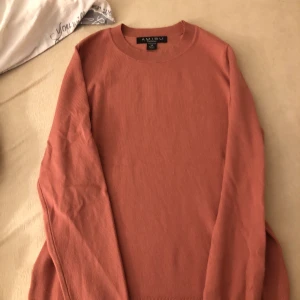 Rosa tröja storlek Xs  - Denna tröjan är köpt för två månader sen. Mycket bra skickt och använt en gång. Skönt och stretchig. Från New Yorker. Leverans blir 50kr. Fin blus 
