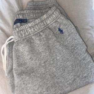 Ralph lauren mjukis - Gråa Ralph lauren mjukisbyxor i storlek M. Helt fläckfria & inte mycket använda:) nypris: 1200:-