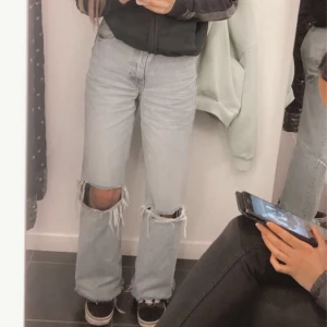 Raka Jeans - Säljer mina super snygga jeans ifrån Zara då de inte är min stil längre❤️ storlek 32 men har klippt dom så de passar mig som är 157. Så dom passar nog nån som är mellan 155-160❤️ första bilden är de filter på så på andra bilden ser ni vilken färg byxorna har:))  kan även byta mot nått annat plagg!
