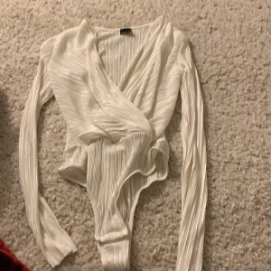 V-ringad partytopp - Glansig vit, storlek M, långarmad 