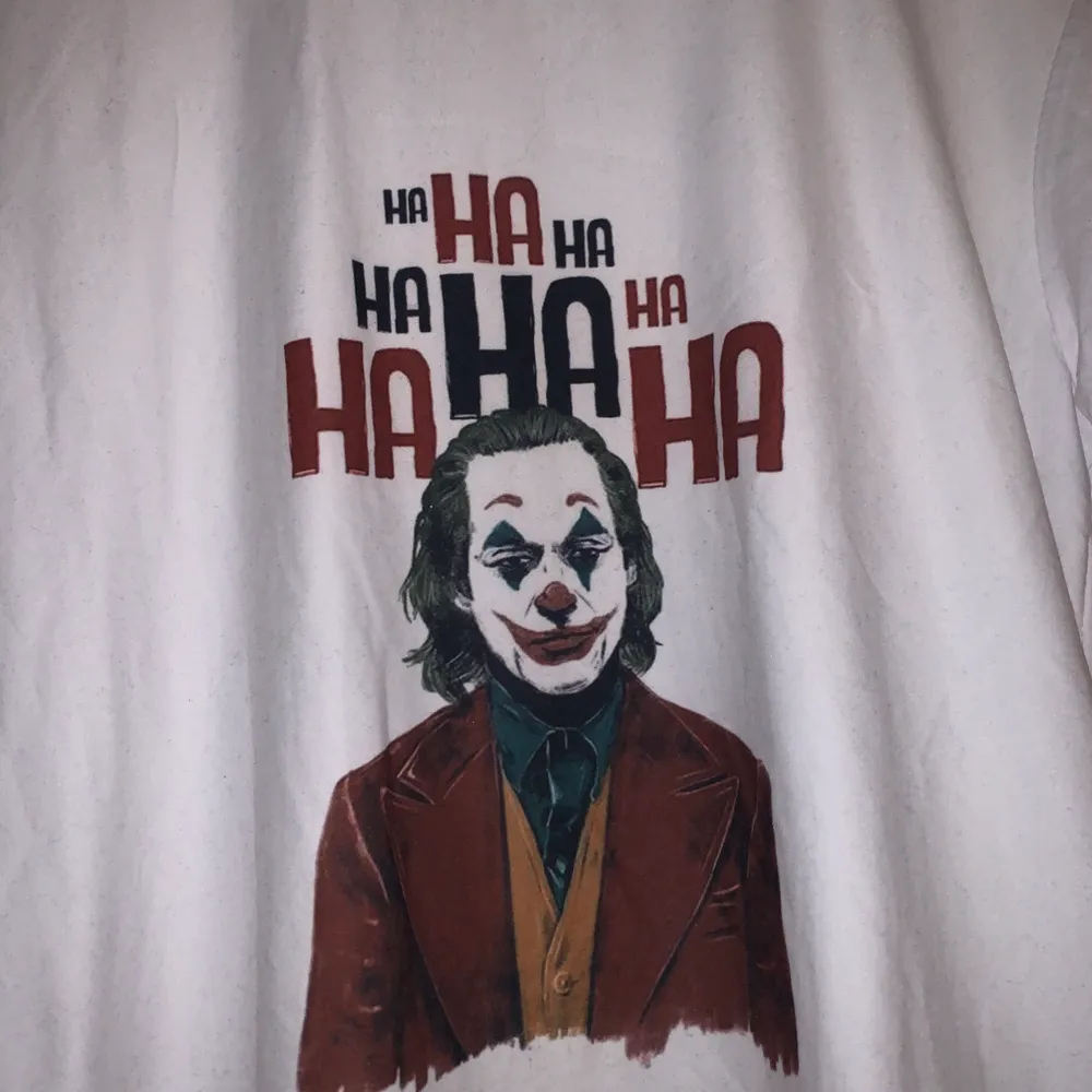 Mjuk T-shirt med stort tryck utav Jokern från dc. Storlek S. Köpare står för frakt🤍. T-shirts.