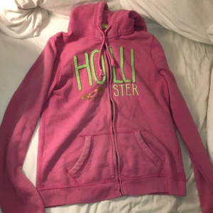 Hollister kofta - Zipup hoodie från hollister med grön text, gammal men i bra skick💕