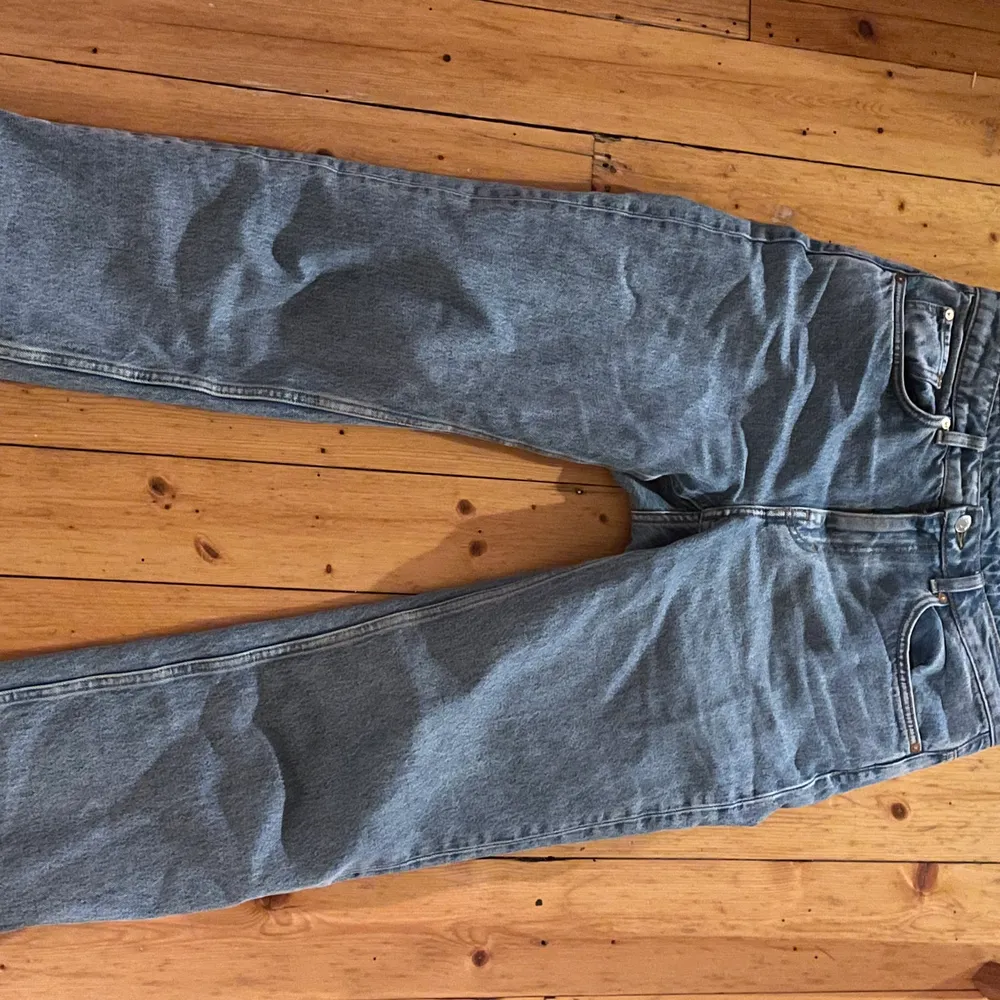 Väldigt bra skick, tvättar innan jag skickar iväg såklart, frakt ingår, säljer pågrund av att jag precis har köpt ett par andra nya, modelen:Voyage High Straight Jeans, kan tilläggas att jag är 1,71, köpta för 500 på weekday. . Jeans & Byxor.