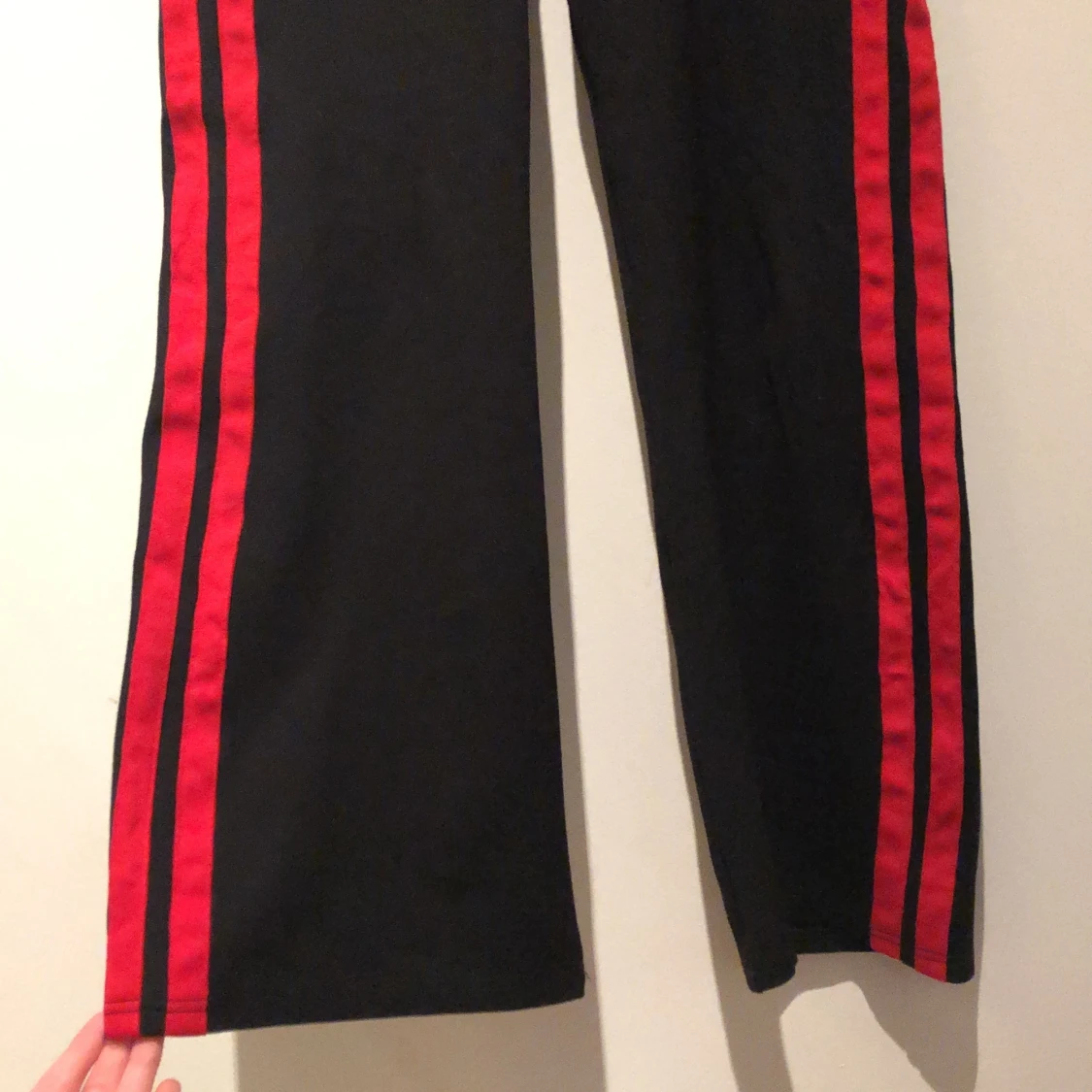 Mjukisbyxor med två röda ränder - 91