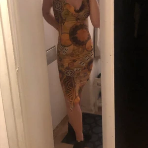 Snygg, gul klänning - En klänning som e köpt secondhand. Super söt o lagra med eller ba ha på fest. Slits på ena sidan av nederdelen