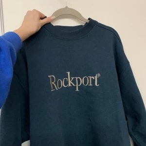 Rockport sweater - Säljer denna as snygga marinblåa sweatshirten från rockport då jag har flera liknande. Det är en luftig och en lite oversized modell. Buda! Och budet ska vara exklusive frakt på 79 kronor 💖💖 budgivningen avslutas söndag den tredje januari klockan 20:00