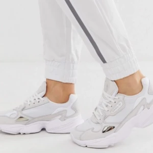 Adidas originals Falcon skor - Vita adidas originals Falcon skor i storlek 38. Använda några gånger men så gott som nya då jag tog hand om dem väl. 