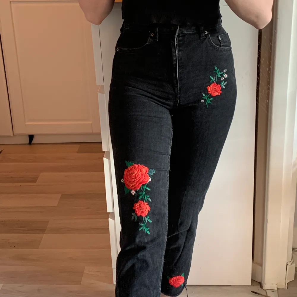Svarta jeans med rosor på! . Jeans & Byxor.