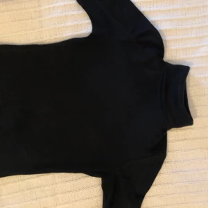 Svart polo - En basic svart polo som man alltid behöver. Har tyvärr blivit för liten. Köparen står för frakten, men jag kan också mötas upp i Malmö eller Lund!💞💞🥰😚