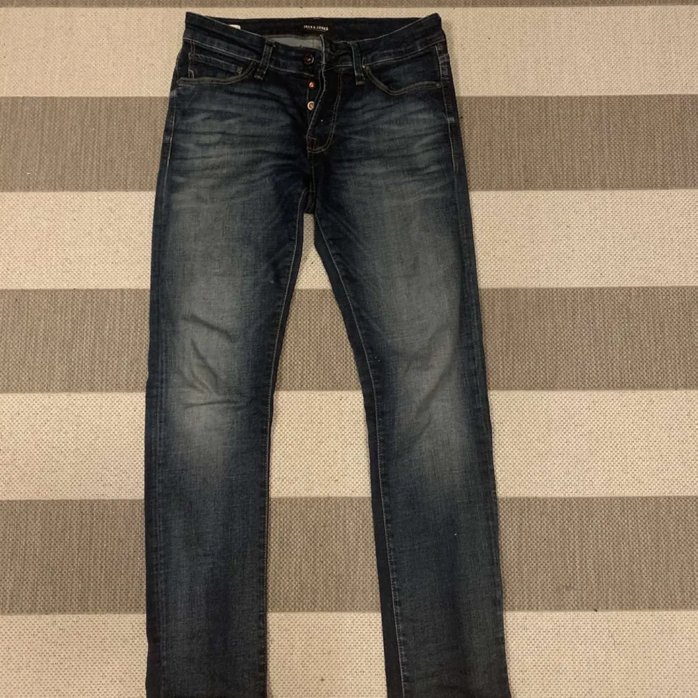 Snygga grå/blå jeans, nästintill oanvända då de var för små för min pojkvän. Modellen är slimfit/Glenn från jack&jones.Skriv för fler bilder eller mer info, finns möjlighet för frakt. Jeans & Byxor.