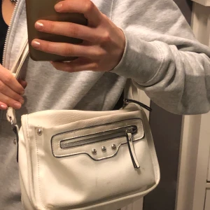 Väska - Fin och praktisk väska, ganska liten men får ändå plats med en hel del! På bilden är den så kort den kan bli, man kan också göra den längre!