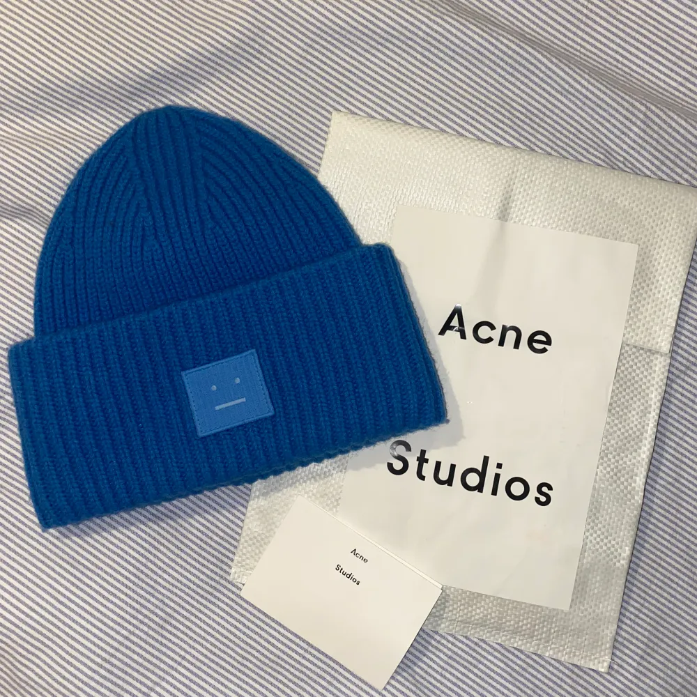 Säljer min helt nya Acne Studios mössa i färgen Aqua Blue som är helt slutsåld. Den är i nyskick, dustbag och kvitto finns kvar. Köpt på Acnes butik i Stockholm för ca 1100kr. Kontakta mig för fler bilder eller frågor! 💞. Accessoarer.