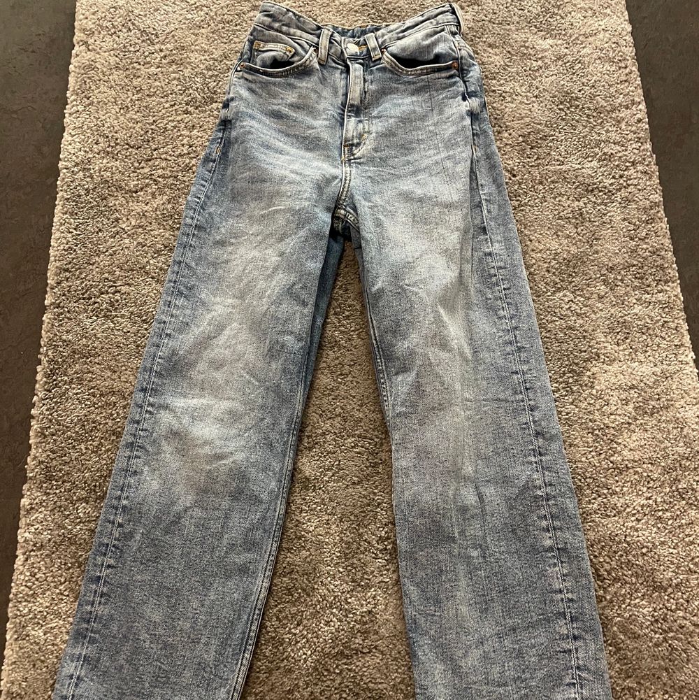 Super trendiga vida/raka jeans från Monki! Nypris 400kr slutsålda nu tror jag ser de aldrig i butik mer💖Säljes pga inte riktigt min stil på jeans! Äääälskar däremot färgen!🥰inga skador alls förutom att ibland kan det som sitter framför gylfen alltså tyget framför vika sig så man ser gylfen lite men det går nog att stryka för att få till rätta igen! De är inte urtvättade men aningen små i midjan (på mig) men alla är ju olika!❤️vid fler intresserade blir det budgivning!☺️kan nog få till spårbar frakt på 63kr om det önskas!💖 BUDA HÖGSTA BUD: 90kr. Jeans & Byxor.