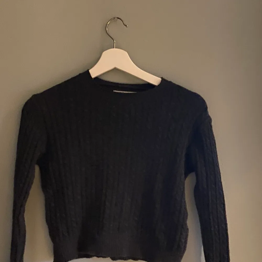 En går croppad tröja från pull&bear. Frakten är inte inkluderad i priset. Det är bara att fråga om du vill ha fler bilder! I strl S. Neuleet.