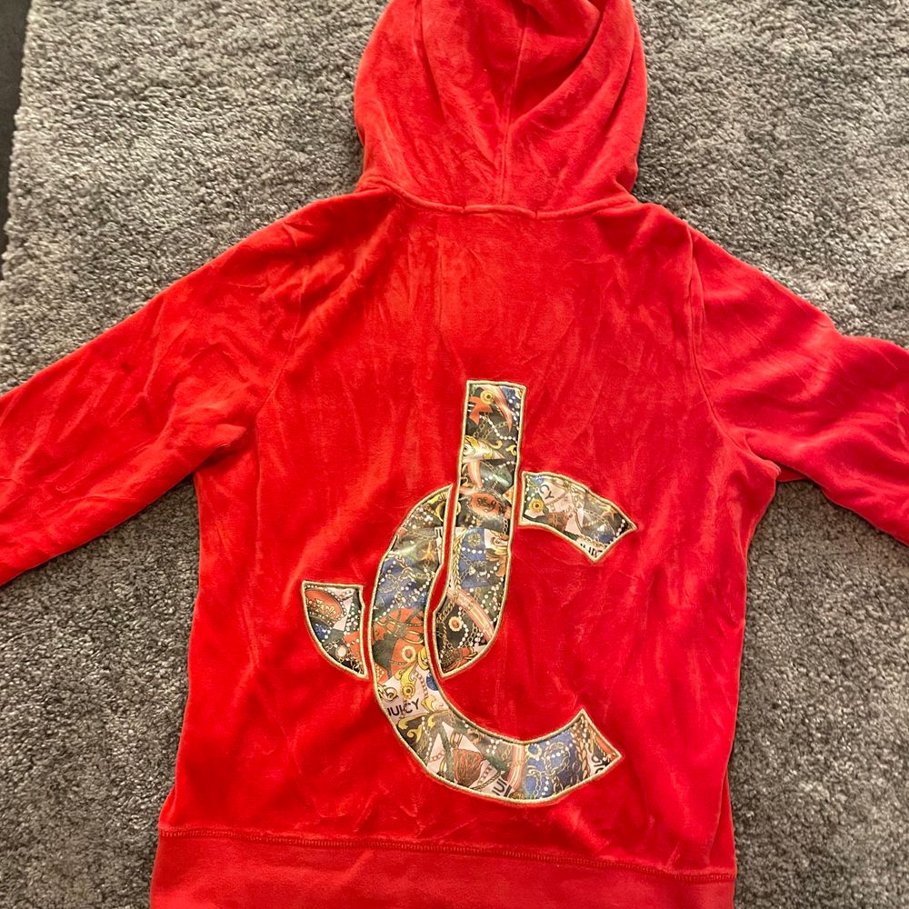 💖ÄKTA💖ni kan skicka bilder så kan jag visa äkthetsbevis om det skulle behövas haha❤️säljes pga inte min färg på kläder riktigt!🥴🥰väldigt vintage o så! Orange/röd sammetstyg (superskönt!!) och detaljerade bokstäver bak!☺️Inga skador vad jag kan se!👍Jag har storlek 34 men denna är 36 o passar mig perfekt!💖spårbar frakt på 63kr kan nog gå o fixa om så önskas!👍vid fler intresserade blir det budgivning!❤️. Huvtröjor & Träningströjor.