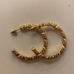 Örhängen - Säljer dess super fina guldiga örhängen! Säljer dessa för att det inte var min stil direkt man annars super fina verkligen!