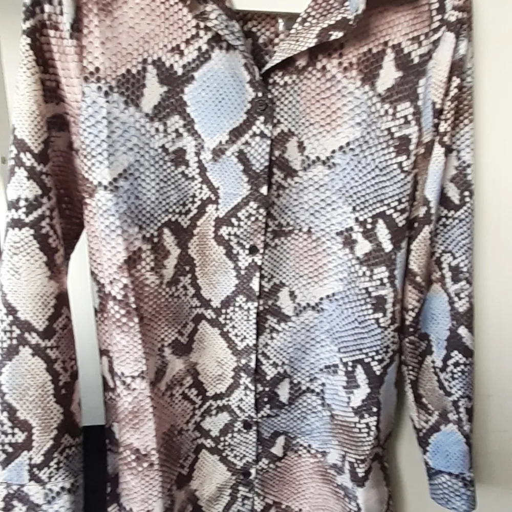 Skjortklänning med reptile-mönster lila/blå/ljusrosa helt oanvänd. Klänningar.