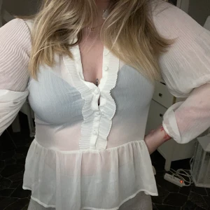 Blus  - Fin vit blus från H&M! Köpte men har aldrig kommit till användning, så mycket fint skick! :) Aningen genomskinlig. 45kr Frakt