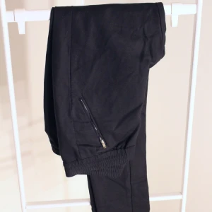 Svarta byxor  - Svarta byxor från black swan gott skick! storlek: S Direkt pris: 20kr, Skriv buden till mig privat eller kommentera på bilden! Buda med minst 5kr varje gång ✨(Alla bud är välkomna) Köpare står för frakten (Du bestämmer vilket paket så länge det uppfyller vikt och storleks kraven)