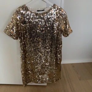 Paljettklänning  - Fin blåsa i small 🎉