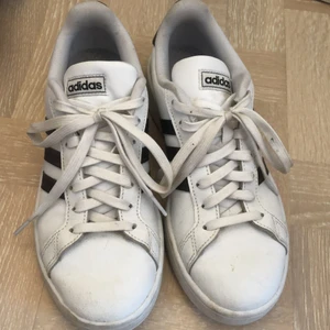 Adidas skor storlek 40 - Ett par adidas skor, använda några gånger, storlek 40. Köpta för 729kr tar 200💗 tvättas innan så dom blir renare