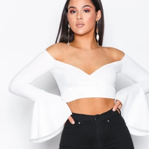 Vit Nelly topp - Superfin topp från Nelly. Aldrig använd då den var för liten så inga fläckar eller nånting:)