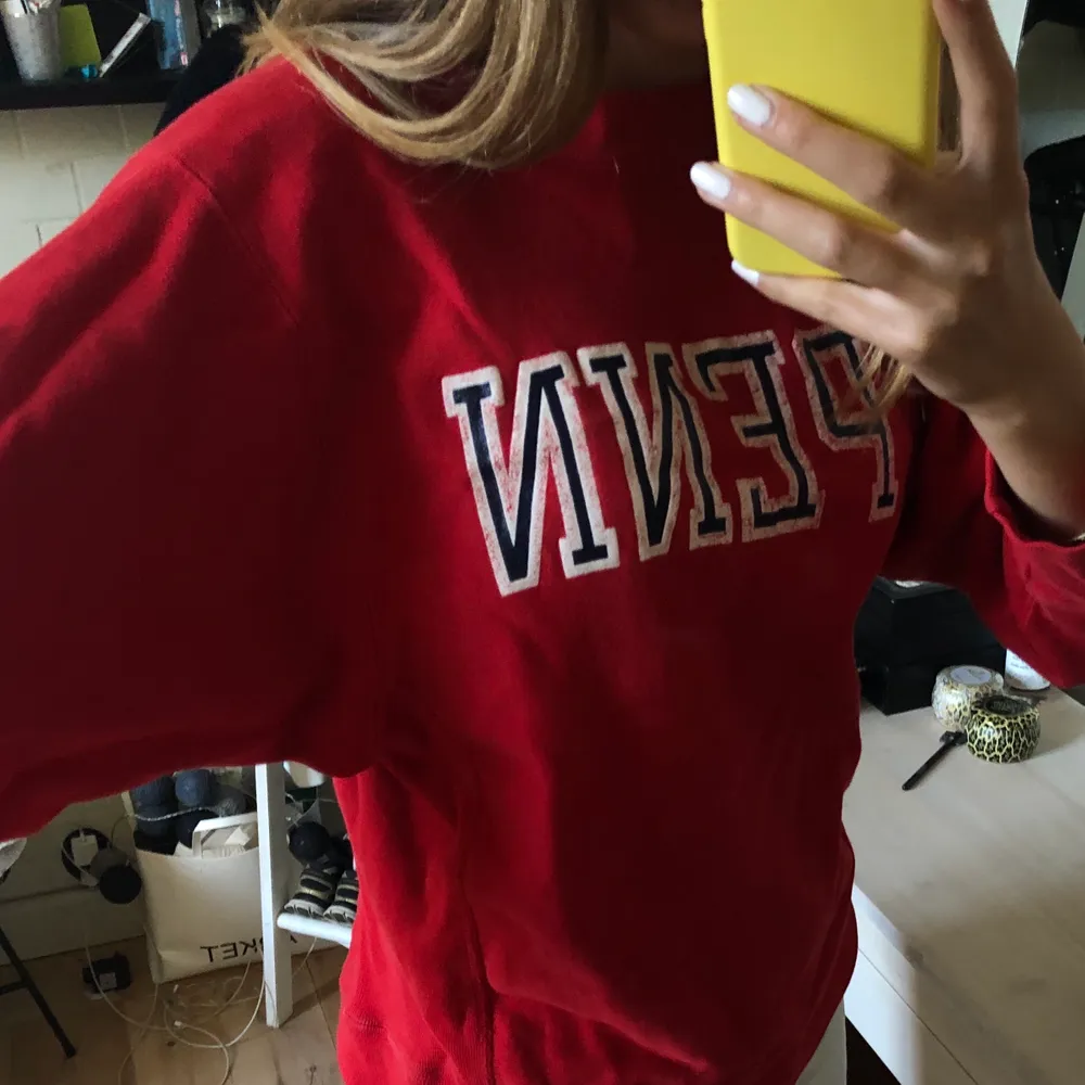 Röd vintage sweatshirt från champion med texten ”Penn”. Buda i kommentarerna med 20kr startbidrag på 200kr+frakt.. Hoodies.