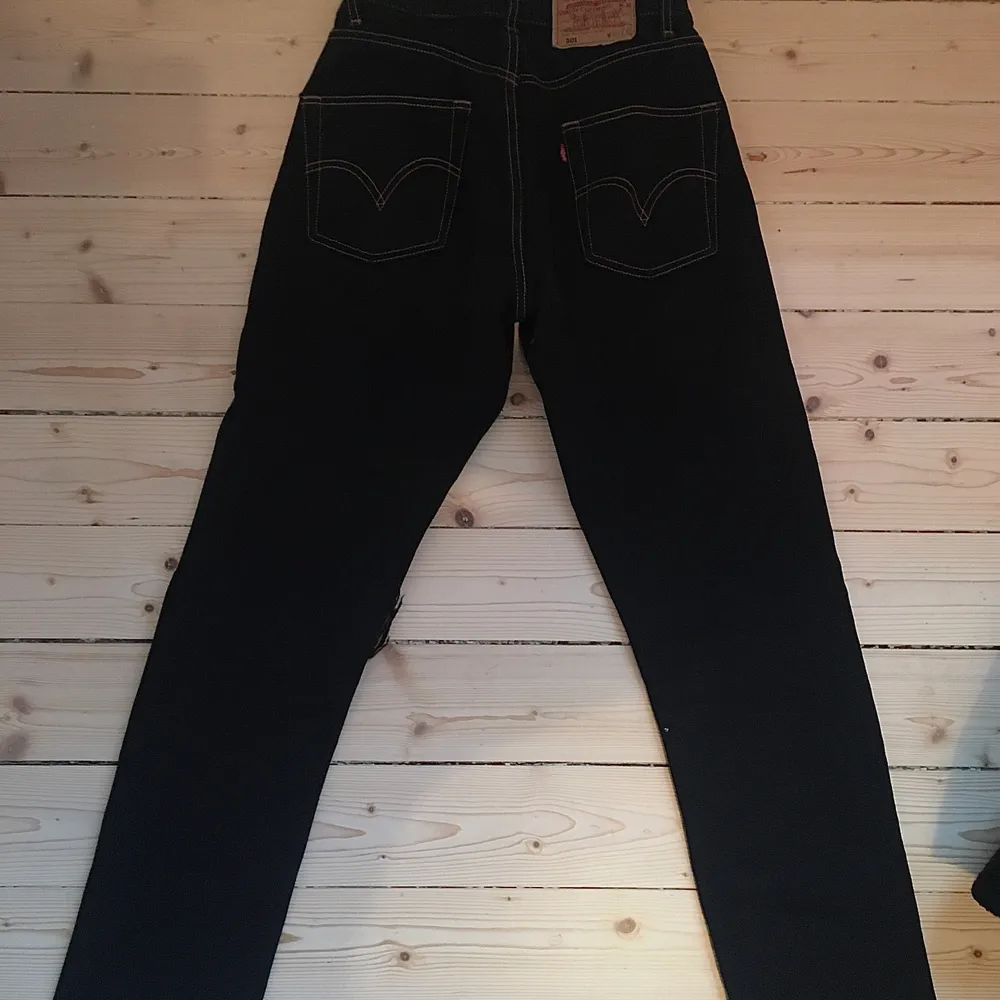 Vintage Levis jeans 501, straight legg. Storlek W34 L30. Färgen är svart med gul/guldiga stygn. Säljes pågrund av för små. Ditsatt hål på vänstra benet (se bild) . Jeans & Byxor.