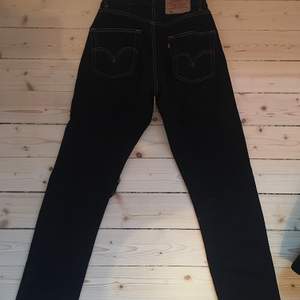 Vintage Levis jeans 501, straight legg. Storlek W34 L30. Färgen är svart med gul/guldiga stygn. Säljes pågrund av för små. Ditsatt hål på vänstra benet (se bild) 