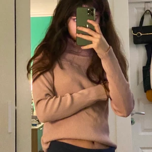 ljusrosa polo - Ribbad polotröja från H&M med formbar krage. Passar som XS, S och M men är en aning stor på mig som vanligtvis är XS. Tröjan är i nyskick. Pris kan diskuteras.