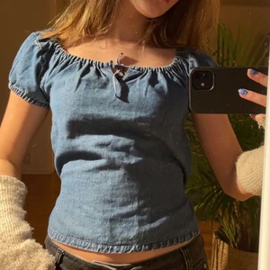 Hunky Dory tröja (strl s) - Jätte fin tröja från hunky dory i jeans tyg💕 Den är i en storlek smal och har två band man kan knyta i rygen för önskad pass form. Super bra skick🥰 - säljer för använder knappt. Säljer för minst 275kr