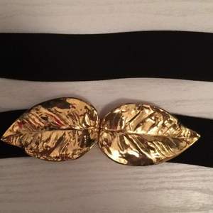 Rubber belt from H&M with golden leaf buckle
80 cm long