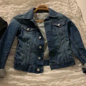 Jeansjacka - Fin jeansjacka från crocker. Bra skick, säljes för 120kr eller bud❤️