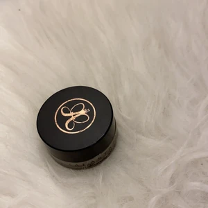 Anastasia Dip brow pomade  - Jag säljer nu min Anastasia dip brow pomade i färger ”soft Brown”. Den är använd, men finns väldigt mycket kvar (skriv om ni vill att skickar bild) nypris: 269kr <3