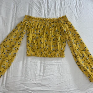 Off shoulder -mag tröja från h&m i storlek xs - Asfin mag tröja- off shoulder, helt ny. Passar både XS och S