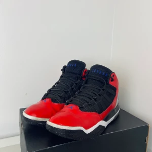 Jordans - Ska nu sälja min jättesnygga jordans då de tyvärr blivit för små. Har endast hunnit använda de cirka sju gånger. Nypris cirka 1000 kr. Säljs i befintligt skick. Hör gärna av er vid frågor eller intresse.