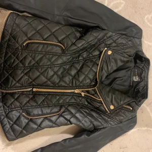 Fin jacka strl M - Väldigt snygg jacka i skinn strl M