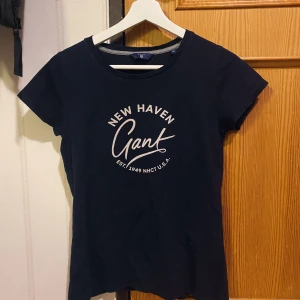 Gant t-shirt  - T-shirt från Gant. Knappt använd. Storlek XS. 100 kr