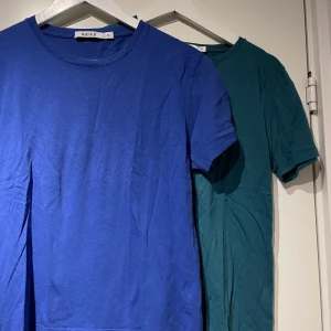T-shirts - 2 st t-shirts från Na-kd i bra skick. 50kr för båda eller 30kr för en. Lite skrynkliga då det legat i en påse.