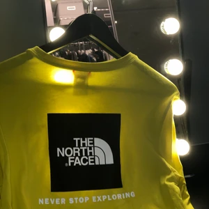 The North Face tröja - Oversized gul North Face tröja. Storlek S men är oversized på mig som är en M. Säljer för den kommer tyvärr aldrig till användning:/ Orginalpris 700