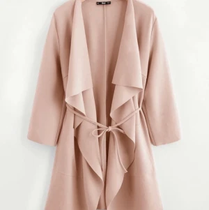 Vår kappa  - Aldrig använd! Vår kappa Strl:M färg:Baby pink KÖPAREN STÅR FÖR FRAKT!💜