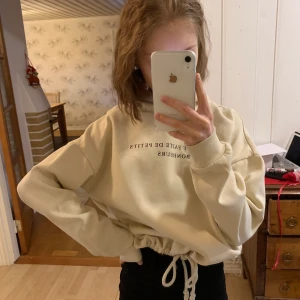 Sweatshirt från Gina - Tröja från Gina Tricot med snöre längst ner, där man kan dra åt, jätteskönt material, frakt tillkommer