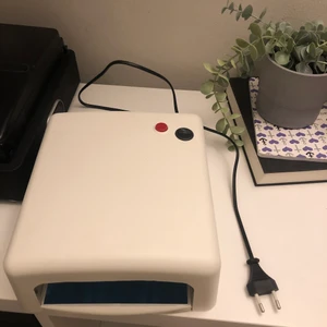 UV Lampa - UV-lampa, testad 3 gånger därför små defekter/repor på insidan som syns på andra bilden! Köpt från nagelgiganten.se
