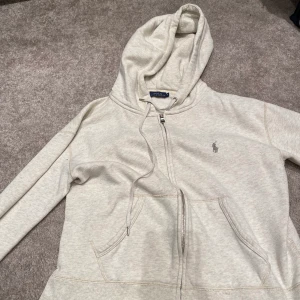 Ralph lauren kofta - Säljer denna Ralph lauren kofta pågrund av att den inte kommer till användning längre! Nypris 1200 men pris kan även diskuteras! 😊