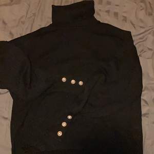 Super fin polo tröja med detaljer på ärmarna strl M