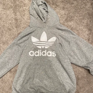 Adidas långarmad hoodie - Säljer denna adidas hoodien pågrund av att den inte kommer till användning längre. Nypris 600!  