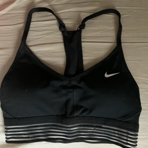 Topp - En skitsnygg träningstopp från nike. Säljes pga att den är för liten💕 